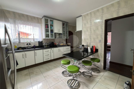 Casa à venda com 3 quartos, sendo 1 suíte,  em Vila Nivi, São Paulo, SP