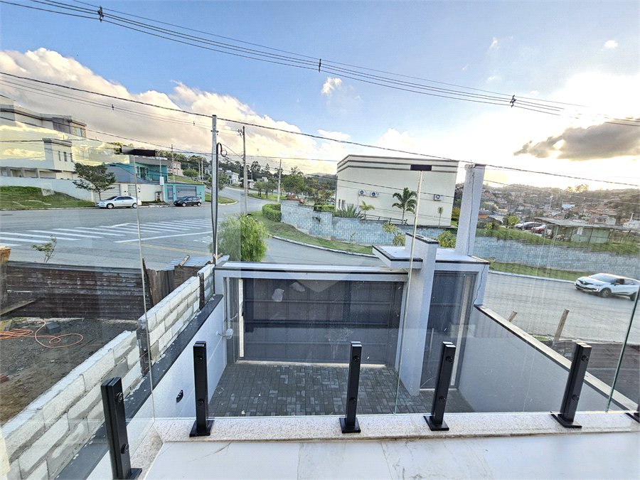 Casa à venda com 3 quartos, sendo 1 suíte,  no condomínio Villas do Jaguari, Santana de Parnaíba - SP