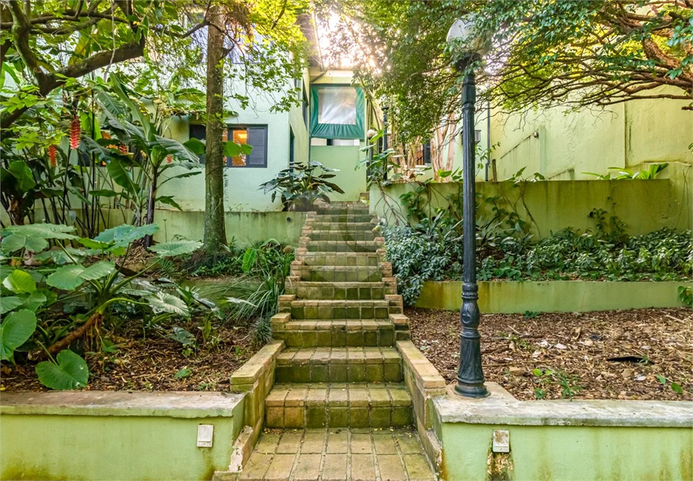 PACAEMBU COM LINDO QUINTAL /ACEITA APTO NA REGIAO ATÉ 40%