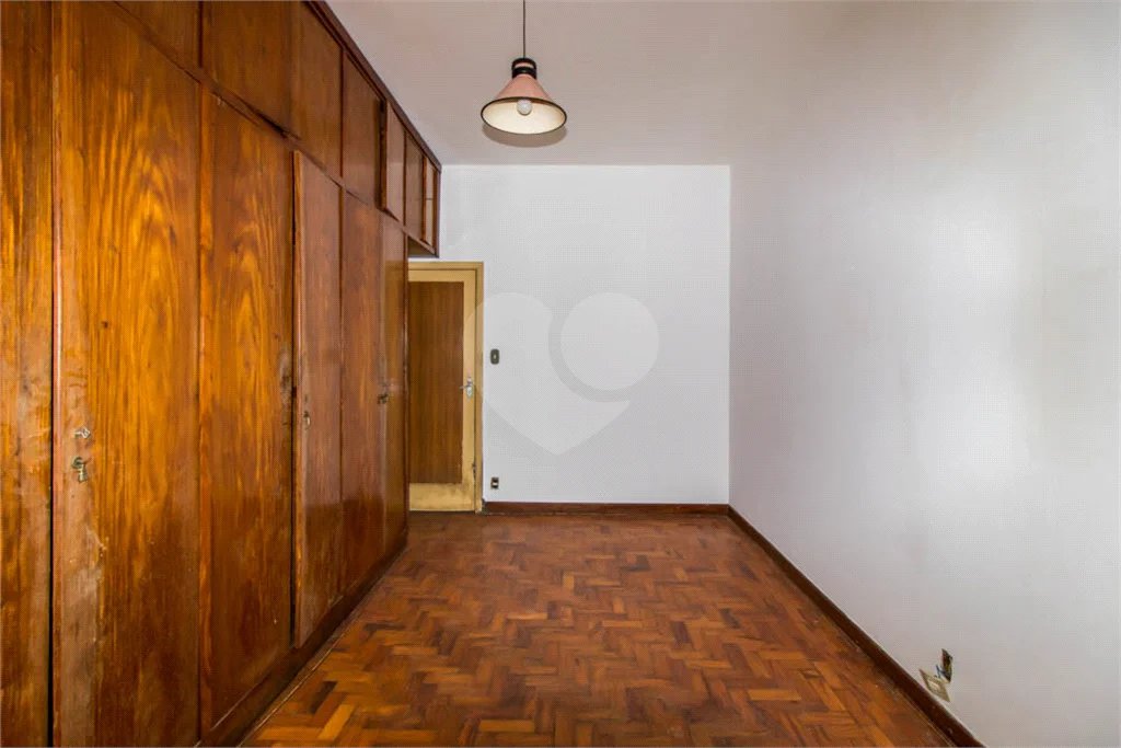 Casa à venda em Moema de 280m² com 4 dormitórios, sendo 1 suíte e 2 vagas de garagem.