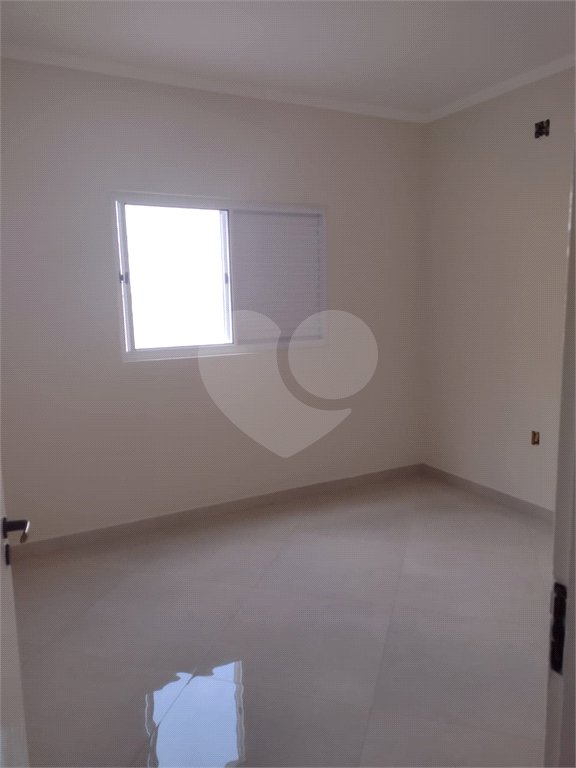 Casa Térrea com 3 dormitórios, sendo 1 suíte.