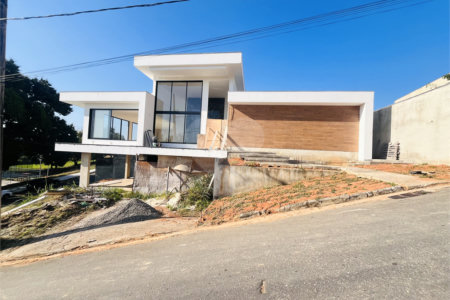Casa de alto padrão no condomínio Green Ville na estrada da Cachamorra