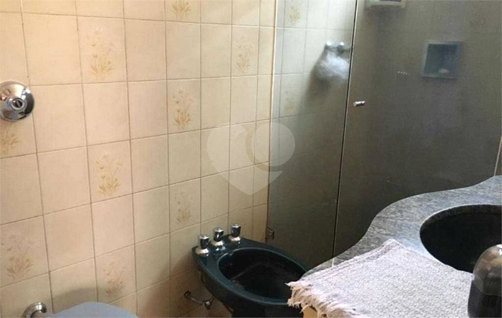 Casa térrea com 3 dormitórios, sendo 2 suítes.