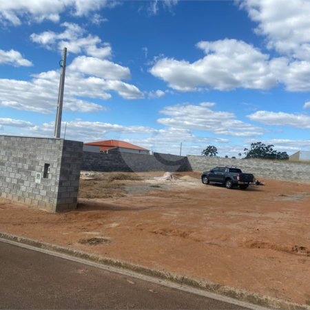 Terreno com 1.000m2 á venda, em São Carlos-SP.