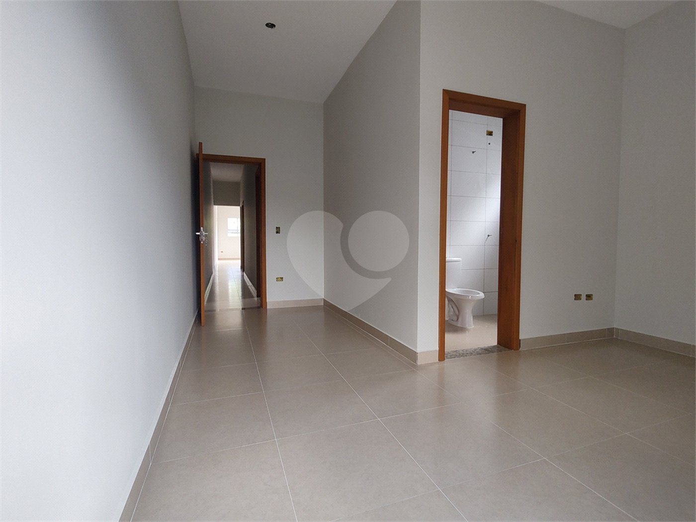 Casa térrea em Atibaia com 3 suítes, sala 2 ambientes, 2 vagas garagem, excelente localização, pronta para morar