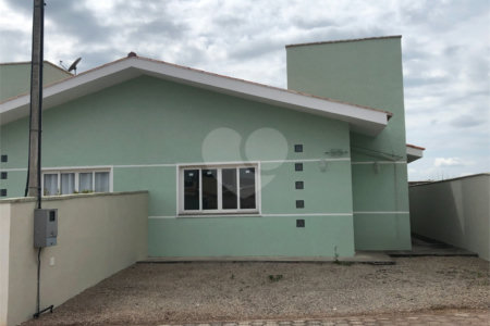 Casa Térrea com 3 Dormitórios em Condomínio Fechado