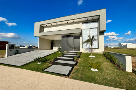 Indaiatuba - Sp - Condominio Maria Candida - R$ 2.250.000,00 - 3 suítes, sendo 1 master com closet e banheiro com duas cubas e dois chuveiros - Escritório - Piscina em Alvenaria aquecida e Hidro com Iluminação - Ar Condicionado instalado em todos os quartos, escritorio, sala e area gourmet