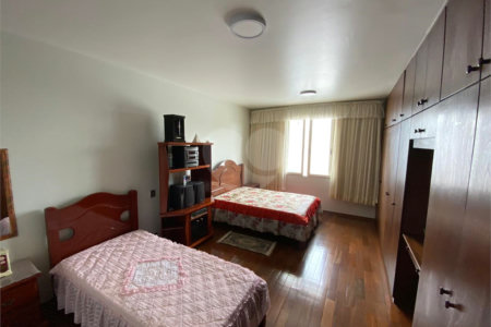 Casa Térrea com 3 suítes, sendo 1 suíte master.