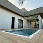 Casa térrea 3 dormitórios (3 suítes), espaço gourmet, piscina, 2 vagas garagem, condomínio fechado com ampla área lazer