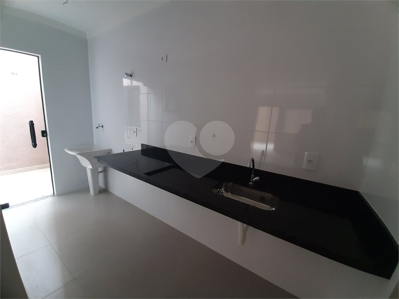 Apartamento com 37m2, 2 quartos, banheiro, sala, cozinha, quintal e 1 vaga de GARAGEM