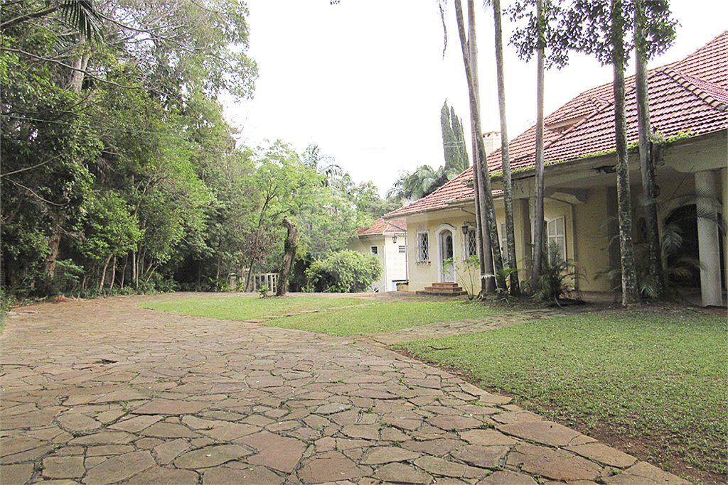 Casa à venda com 4 quartos, sendo 2 suítes,  no condomínio Chácara Flora, São Paulo - SP