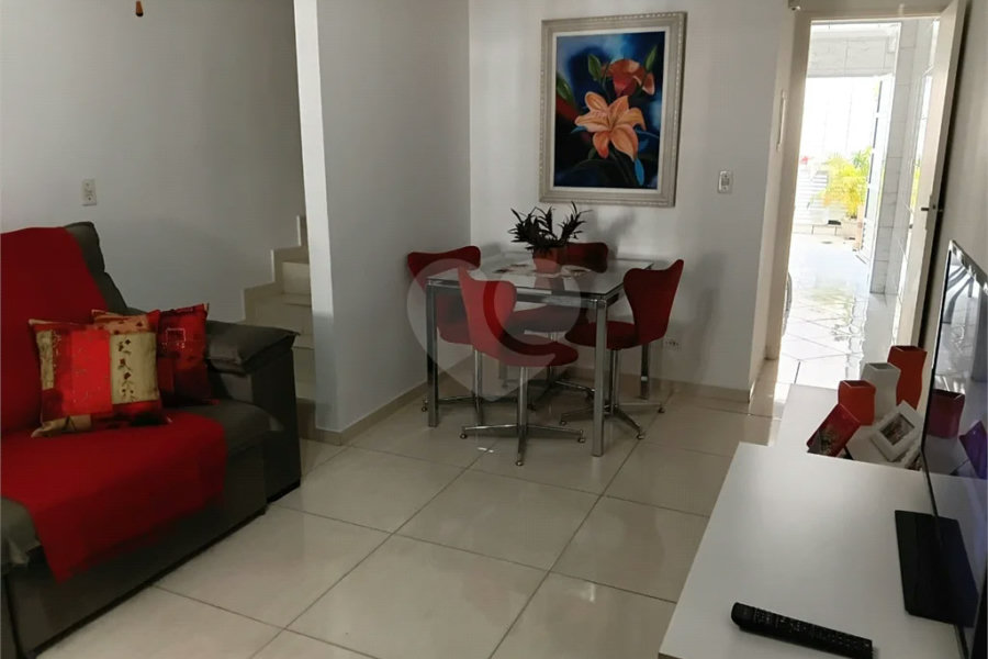 Sobrado em condomínio fechado com 3 dormitórios e 100m2