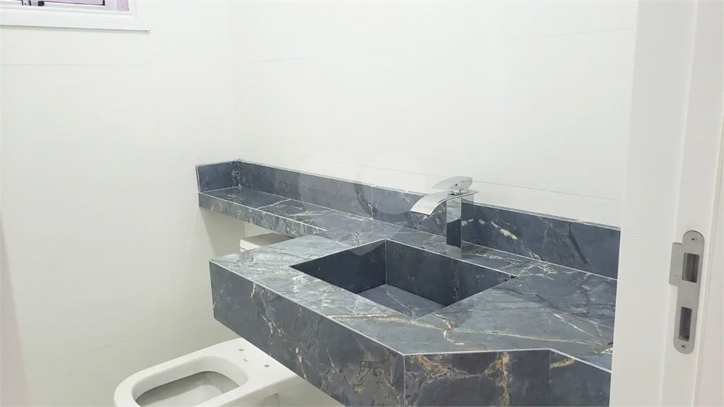 Sobrado novo com 3 suítes, 4 vagas, espaço gourmet com churrasqueira, jardim de inverno e acabamento premium. Conforto, modernidade e sofisticação.