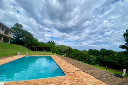 Chácara à venda no Condomínio Itaipu com chalé e vista privilegiada!