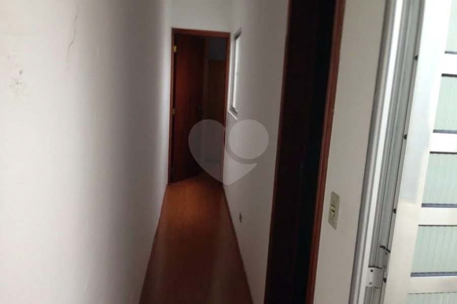 Vende-se Sobrado em Condomínio Fechado – 3 Dormitórios | 180 m²