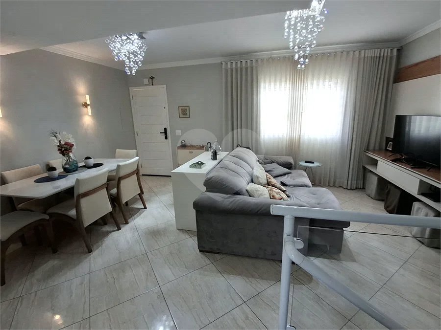 Casa à venda com 3 quartos, sendo 1 suíte, no condomínio Vila Arnoni, São Paulo - SP