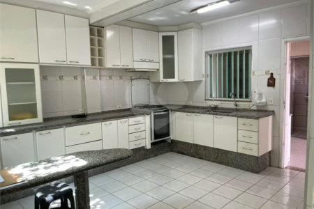 Sobrado com 4 dormitórios, 2 suítes, closet, varandas, escritório, jardim de inverno, espaço gourmet com churrasqueira e fogão a lenha e 3 vagas.