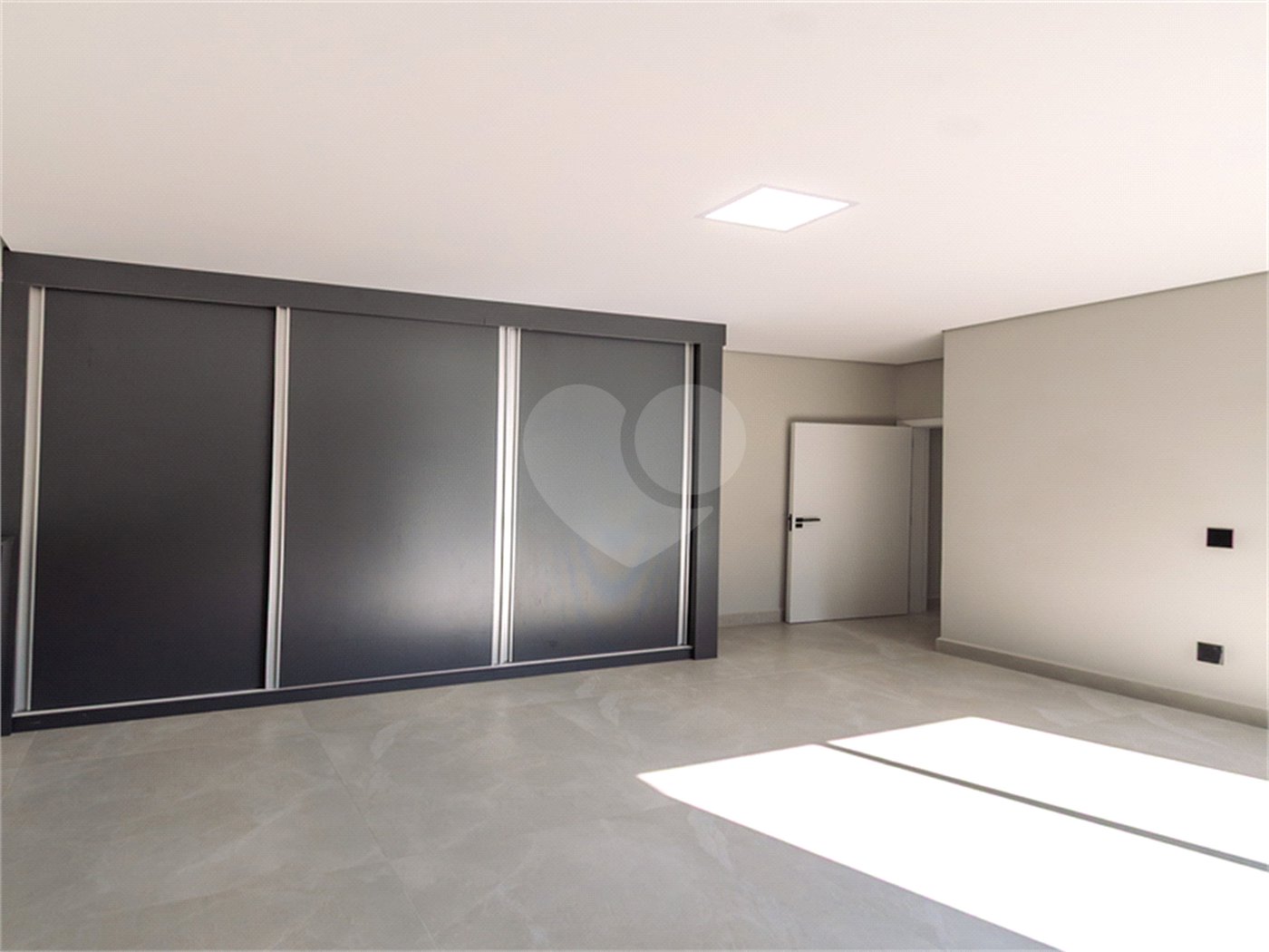 Indaiatuba- Jardim Bom Sucesso - Venda: R$ 765.000,00 - Área total: 150m² Área construída: 115m² - 3 dormitórios sendo 1 suíte com armário planejado; Cozinha integrada; Sala para dois ambientes; Banheiros com box gabinetes e espelhos; Área gourmet com churrasqueira a carvão e móveis planejados;