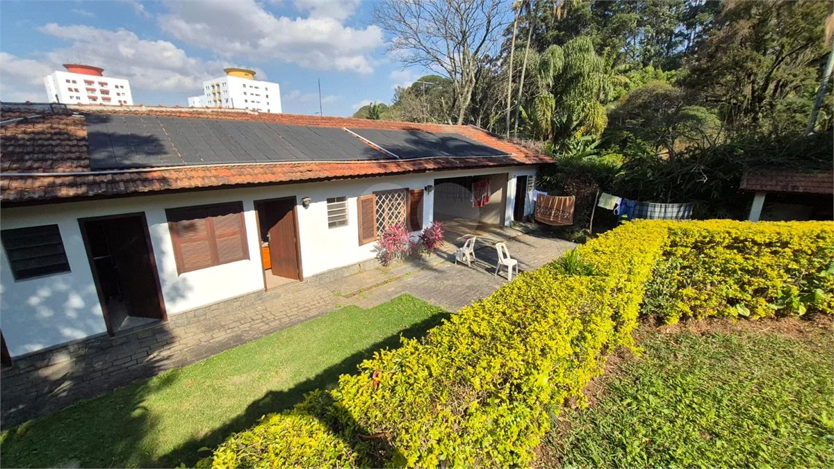 Casa com Piscina, Sauna e Edícula em Rua Arborizada no Tremembé