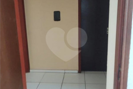 Casa térrea com 2 dormitórios, sendo 1 suíte.