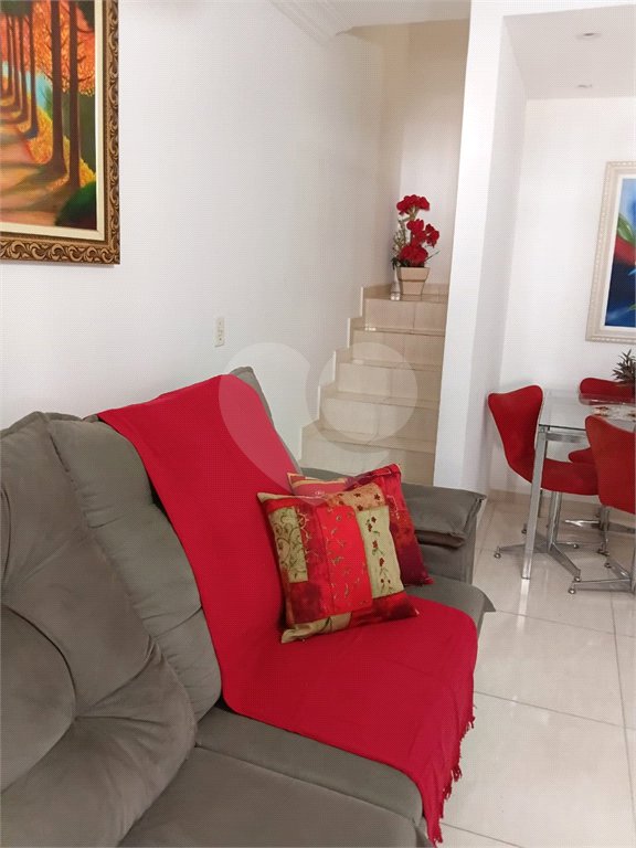 Sobrado em condomínio fechado com 3 dormitórios e 100m2