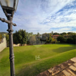 Indaiatuba- Vale das Laranjeiras - Vista dos fundos para o lago - Casa assobradada - 3 pisos, 4 quartos, 2 suítes, uma com hidro ,escritório, sala 3 ambientes, lareira, lavabo,cozinha ampla, despensa, lavanderia, churrasqueira, forno pizza, 6 wcs, piscina, jardim despensa, garagem, segurança