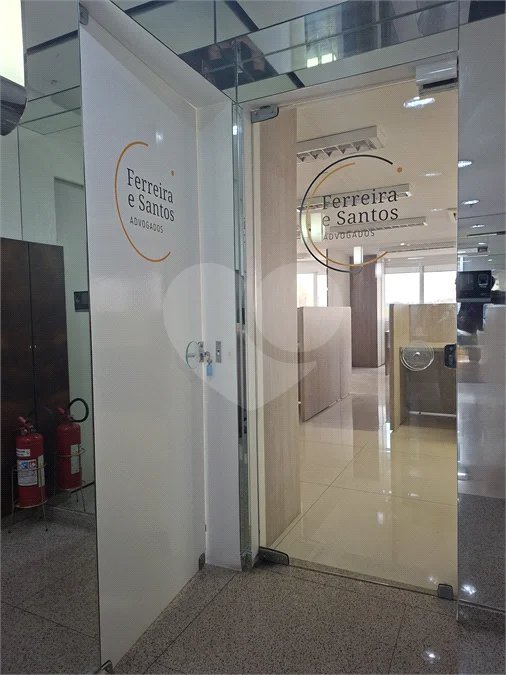 SALA COMERCIAL DE 90 M² COM 12 BAIAS, SALA DE REUNIÃO, AR-CONDICIONADO CENTRAL E 2 VAGAS!
