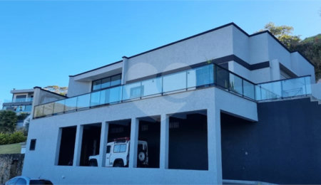 Casa à venda com 4 suítes no condomínio Osato, Atibaia - SP