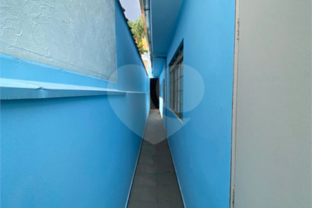Casa Térrea com 3 dormitórios, sendo 2 suítes.