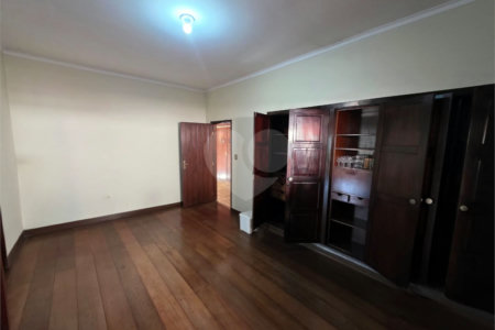 Casa Térrea 5 quartos bem localizada com piscina.