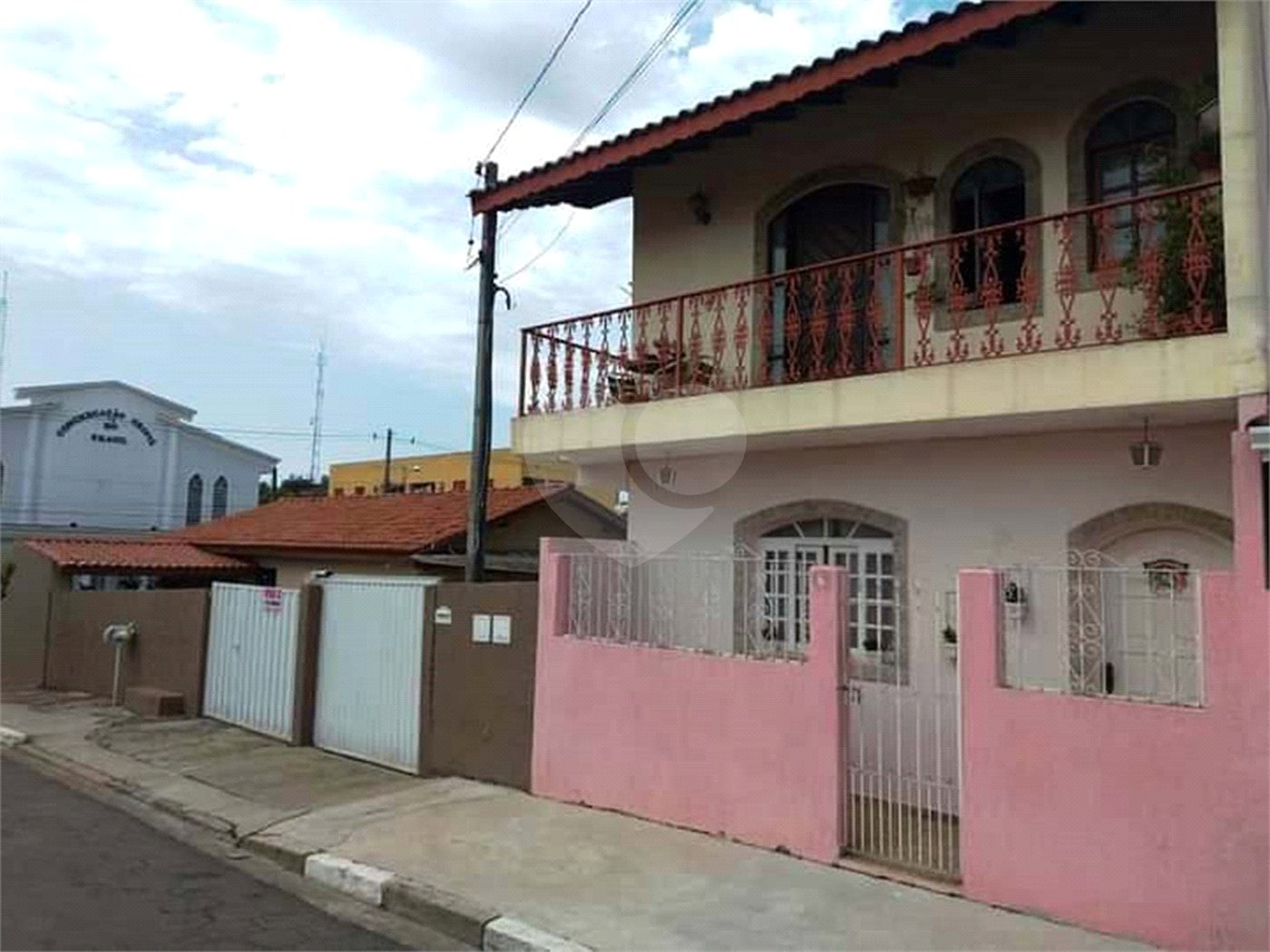 Casa versátil à venda: Casa com 2 Quartos, 3 Unidades Residenciais e Sala Comercial - Louveira