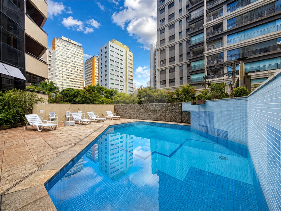 Apartamento de 184 m² em andar alto com 4 dormitórios e 3 vagas em Perdizes