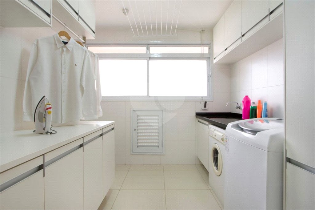 Apartamento à venda no Campo Belo de 385 metros quadrados 04 suítes 05 vagas.