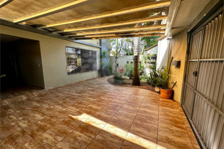 Casa com Piscina e Churrasqueira | 2 Suítes | Edícula | 3 Vagas | 275m²