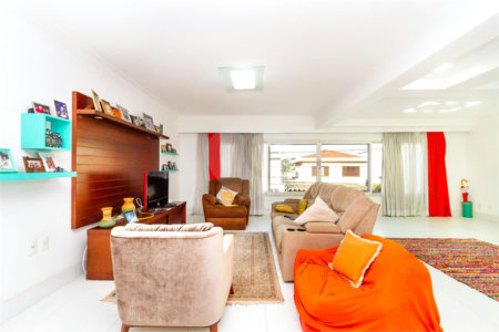 Casa Sobrado à venda com 342 m², 3 dormitórios, sendo 2 suítes, 4 vagas na Vila Mariana - São Paulo.