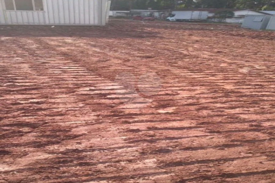 Terreno plano, com 12.000 M² disponivel para construção. Venha fazer uma visita.