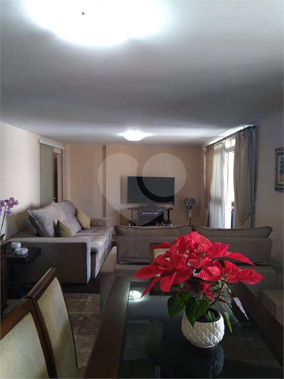Apartamento duplex, espaçoso, ensolarado. Ideal para uma bela modernização.