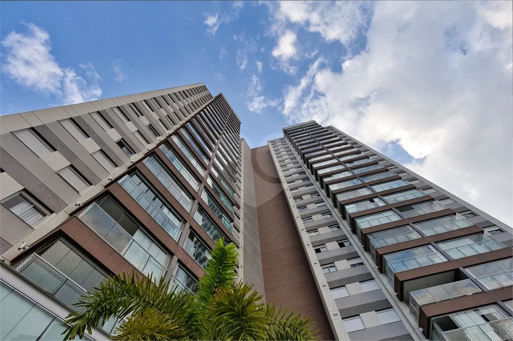 Apartamento com 68m² sala 02 ambientes, 02 dormitórios, sendo 01 suíte banheiro social e vaga no subsolo.! Venha conhecer!