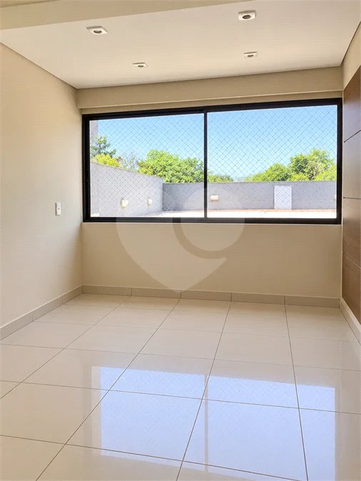 Cobertura de 255 m² com 3 dormitórios, 1 suíte, cozinha planejada, 2 vagas e área gourmet com churrasqueira.