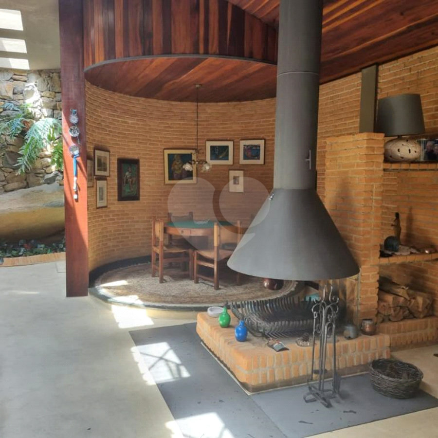 Casa à venda, 742 m², com piscina, 5 suítes, em Embu das Artes