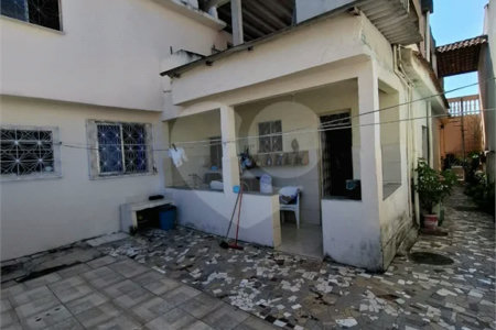 Ó TIMO CASA COM 3 QUARTOS E TERRAÇO EM CONTOMINIO FECHADO