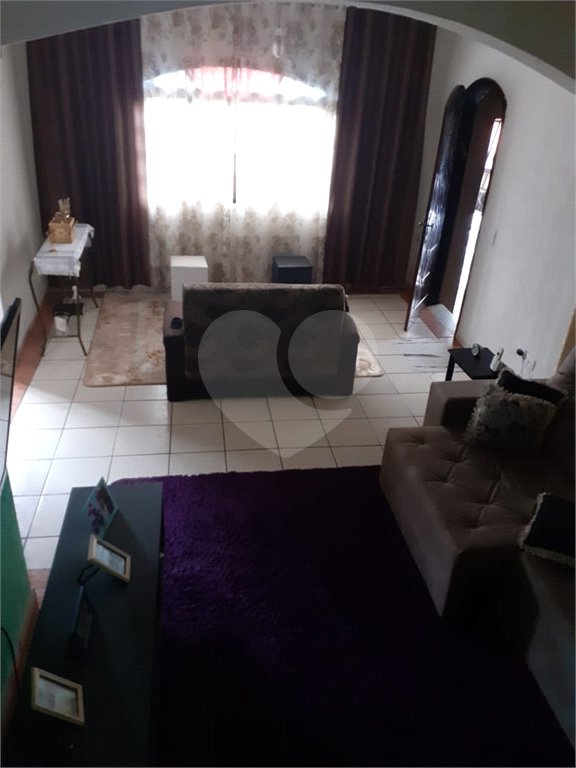 Casa com salão adjacente gerando renda!