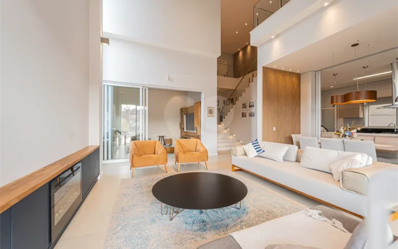 Casa de Condomínio com 4 suítes, piscina privativa e área de lazer completa.