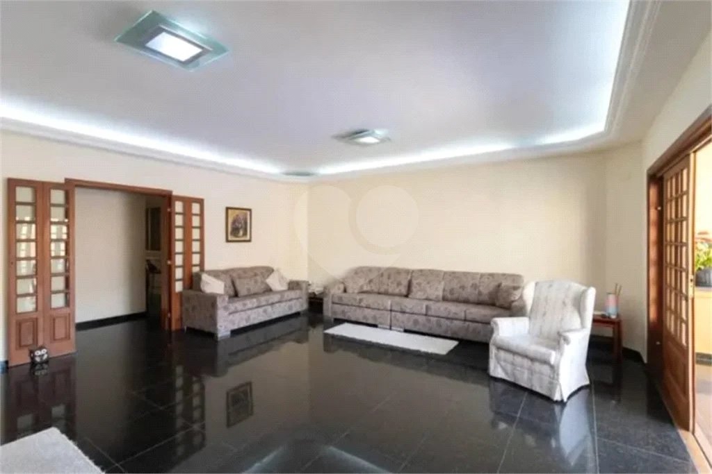 Casa com 3 dormitórios sendo 3 suítes com 03 vagas de garagem.