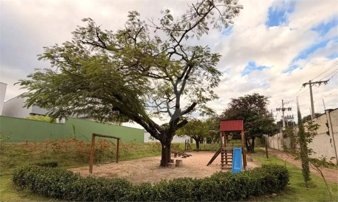 Terreno à venda no Condomínio Jardim Villa Sapezal, em Indaiatuba (Chácara Alvorada) — R$ 580.000,00 - Terreno com 360m² de área total (12x30), o terreno é plano e está localizado na entrada do condominio,O Jardim Villa Sapezal conta com infraestrutura completa, ruas largas e pavimentadas, portaria