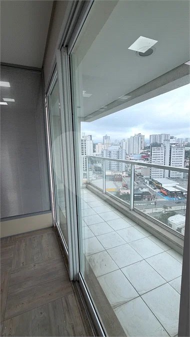 Sala para locação Domo Business 101 m - 2 vagas - Sala com divisórias, ar condicionado e banheiro.