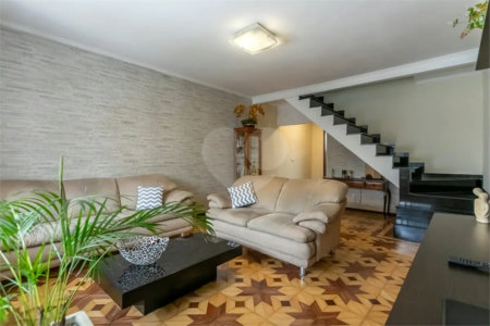 Sobrado no Jabaquara com 280m², 3 dormitórios, quintal amplo, varanda e 3 vagas de garagem.