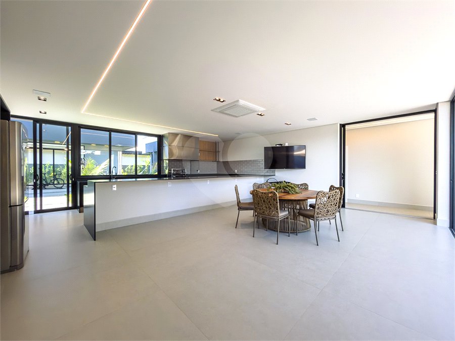 Indaiatuba - Quintas da Terracota - 1252 m² de terreno - casa térrea com 514 m² de área construída -3 vagas de garagem cobertas e 3 descobertas Lavabo - Sala de estar e jantar amplas e integradas - Escritório privativo - Cozinha toda equipada com geladeira, forno, micro-ondas, lava-louças,