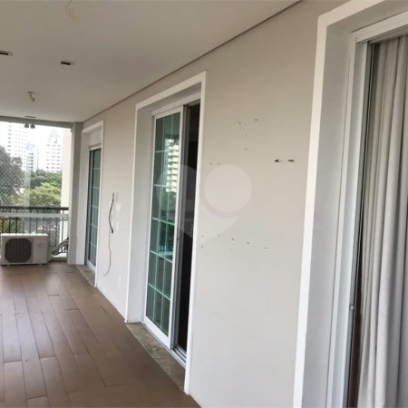 Apto 220 metros no Campo Belo. varanda, 5 vagas, 3 suítes. Visite