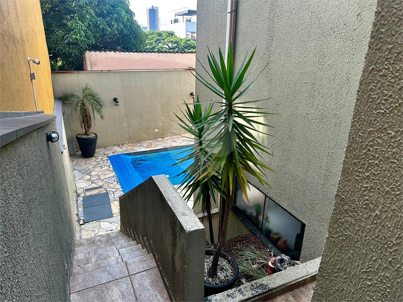 Casa com Piscina e Churrasqueira | 2 Suítes | Edícula | 3 Vagas | 275m²